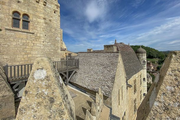Mit Hund auf der Burg Beynac, Dordogne