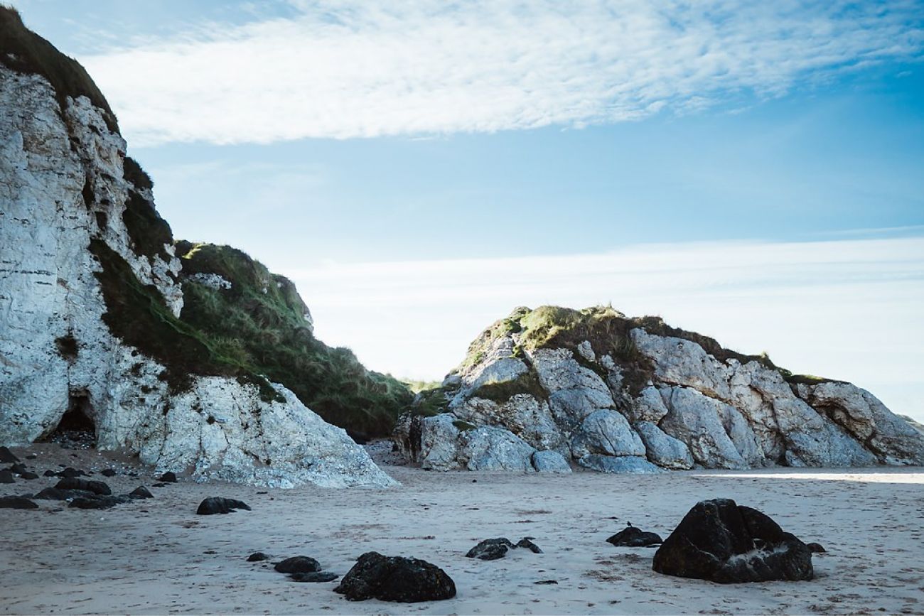 Whiterocks Beach in Nordirland mit Hund
