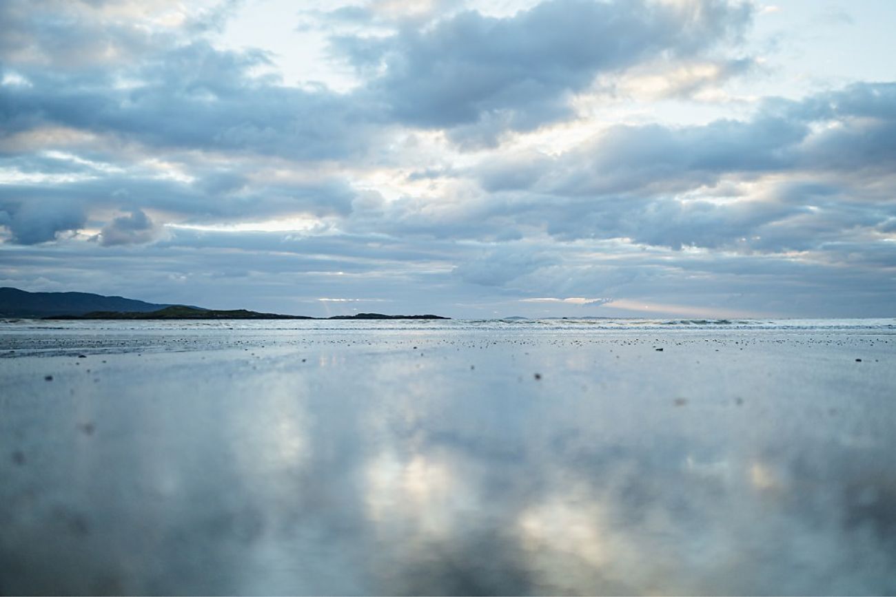 Silver Strand mit Hund in Mayo Irland