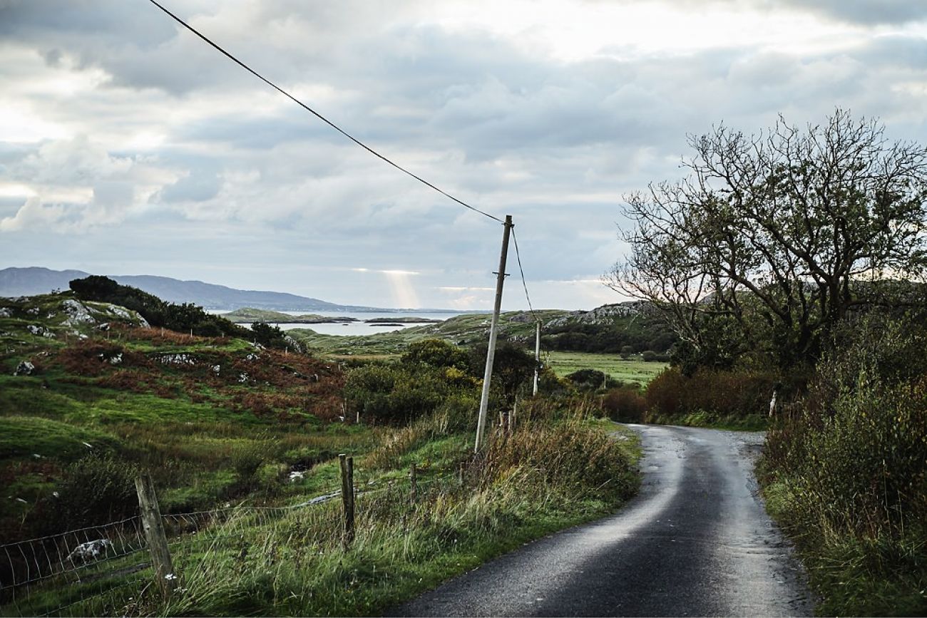 White Strand mit Hund in Mayo Irland