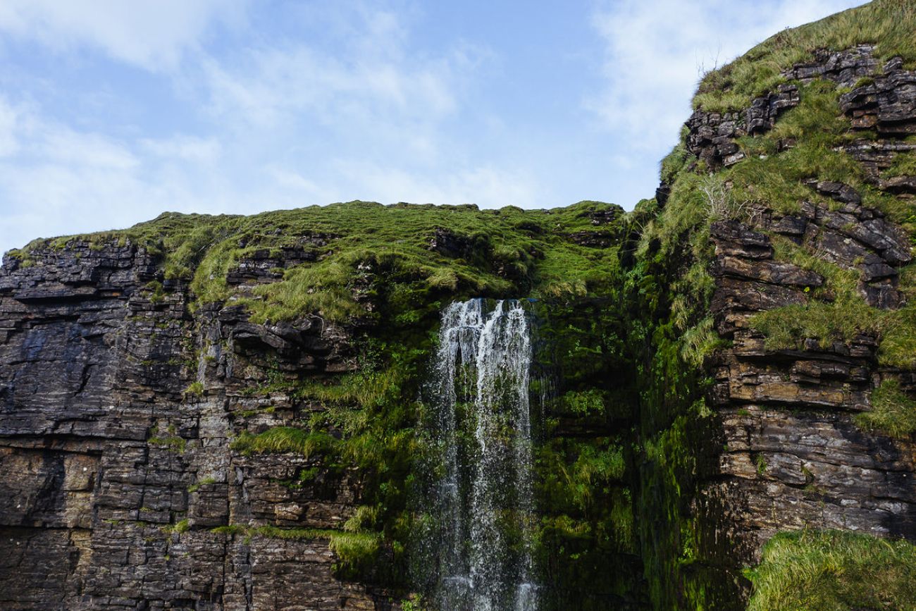 Mit Hund am Devils Chimney in Sligo, Irland
