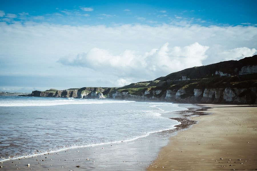 Whiterocks Beach in Nordirland mit Hund
