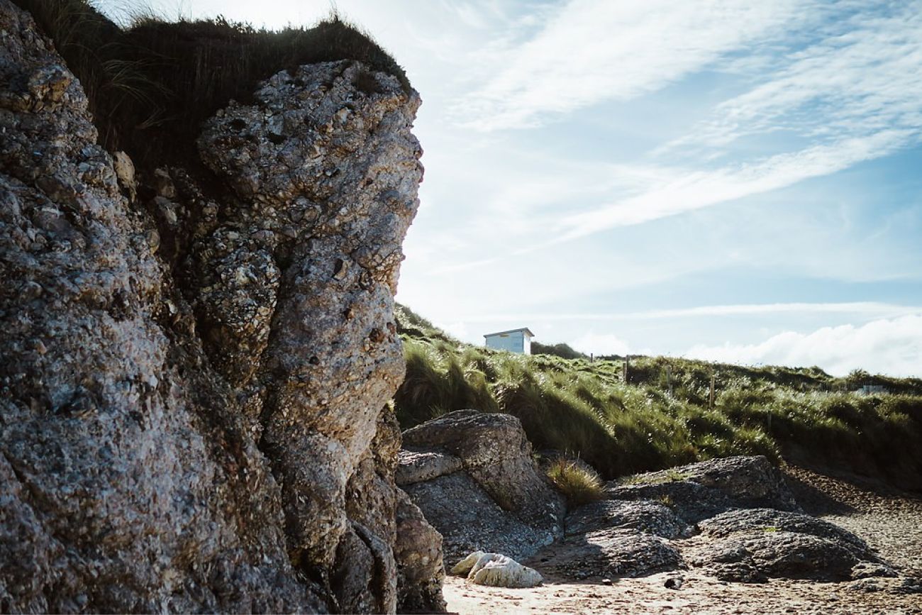 Whiterocks Beach in Nordirland mit Hund