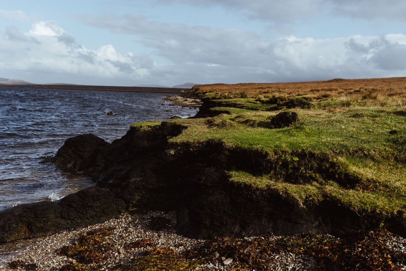 Mit Hund im Ballycroy Nationalpark in Mayo, Irland