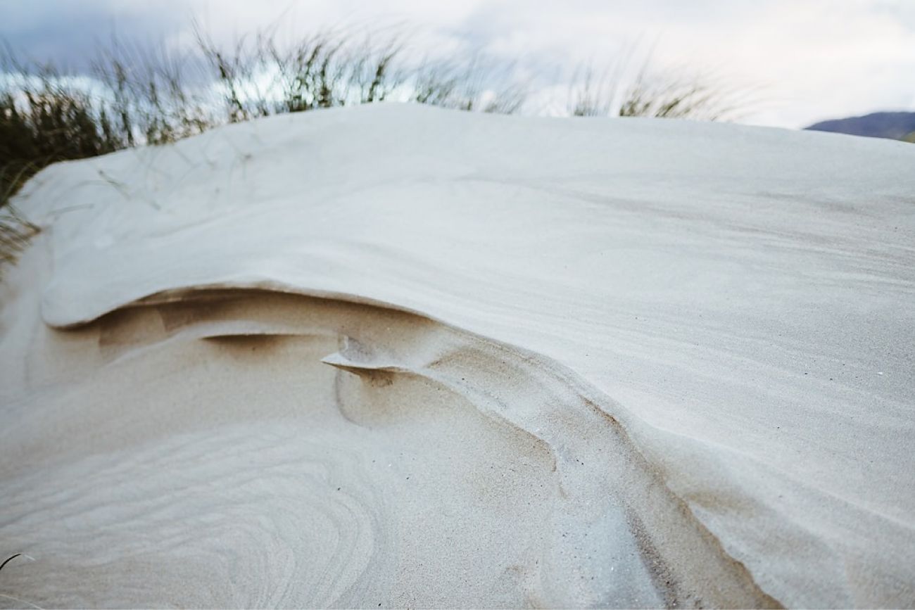 Silver Strand mit Hund in Mayo Irland