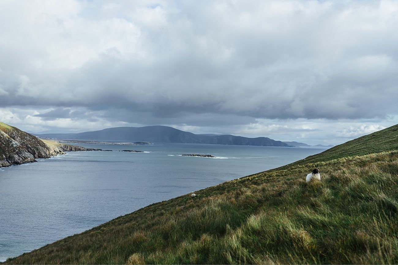 Mit Hund am Keem Bay Achill Island