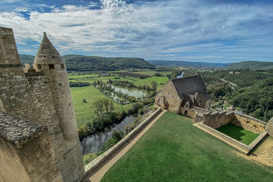 Mit Hund auf der Burg Beynac, Dordogne