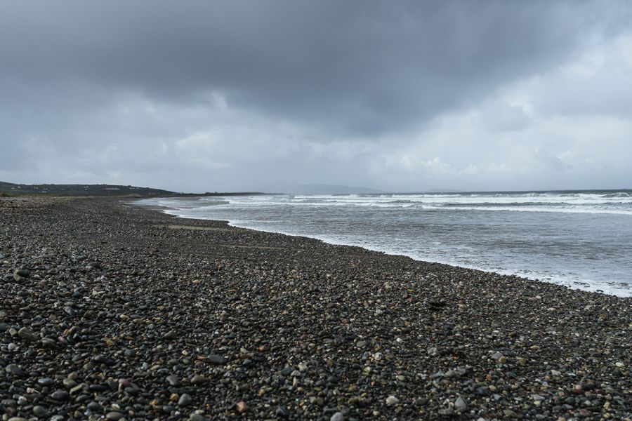 Mit dem Hund am Steinstrand in Irland - Carrowinskey Beach in Mayo