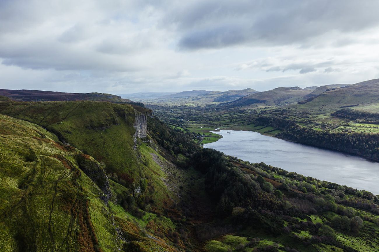 Mit Hund am Devils Chimney in Sligo, Irland