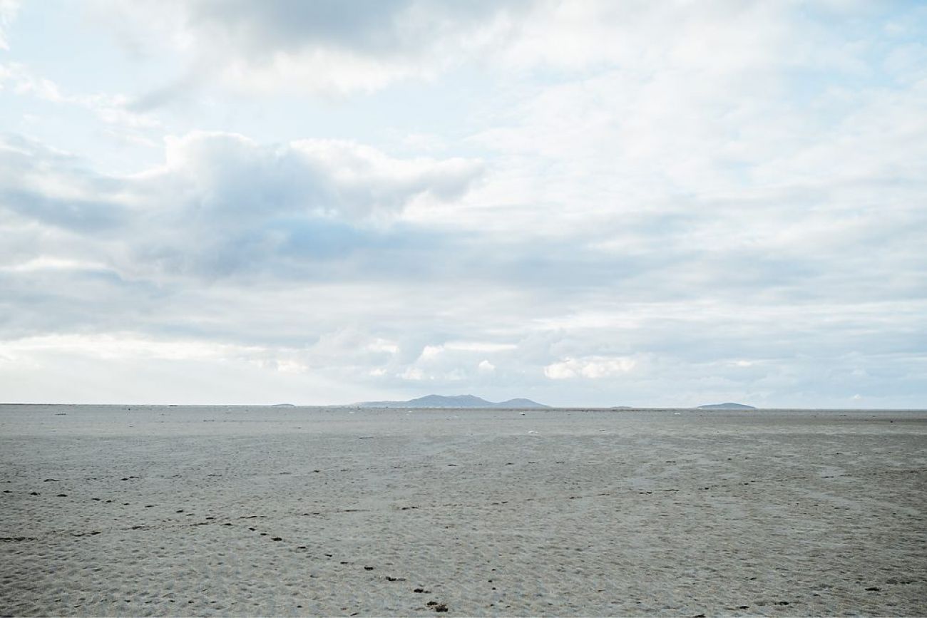 White Strand mit Hund in Mayo Irland