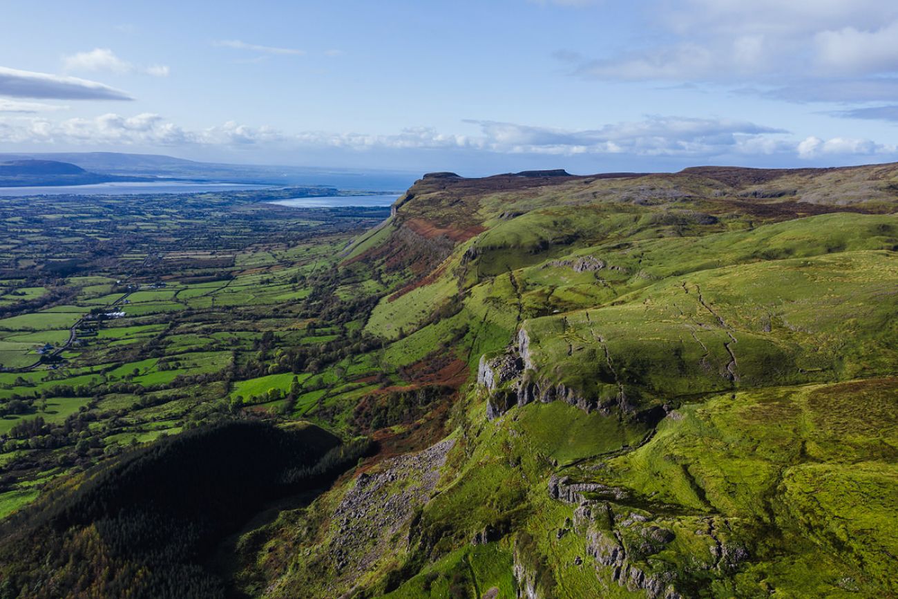 Mit Hund am Devils Chimney in Sligo, Irland