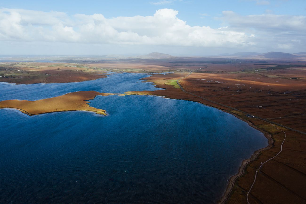 Mit Hund im Ballycroy Nationalpark in Mayo, Irland