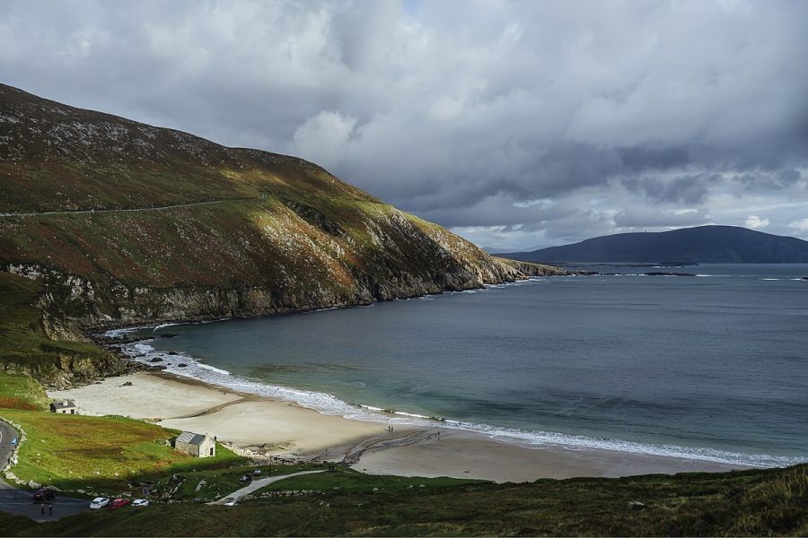 Mit Hund am Keem Bay Achill Island