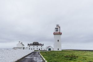 Gassi am Loop Head: Steile Klippen und historische Gebäude