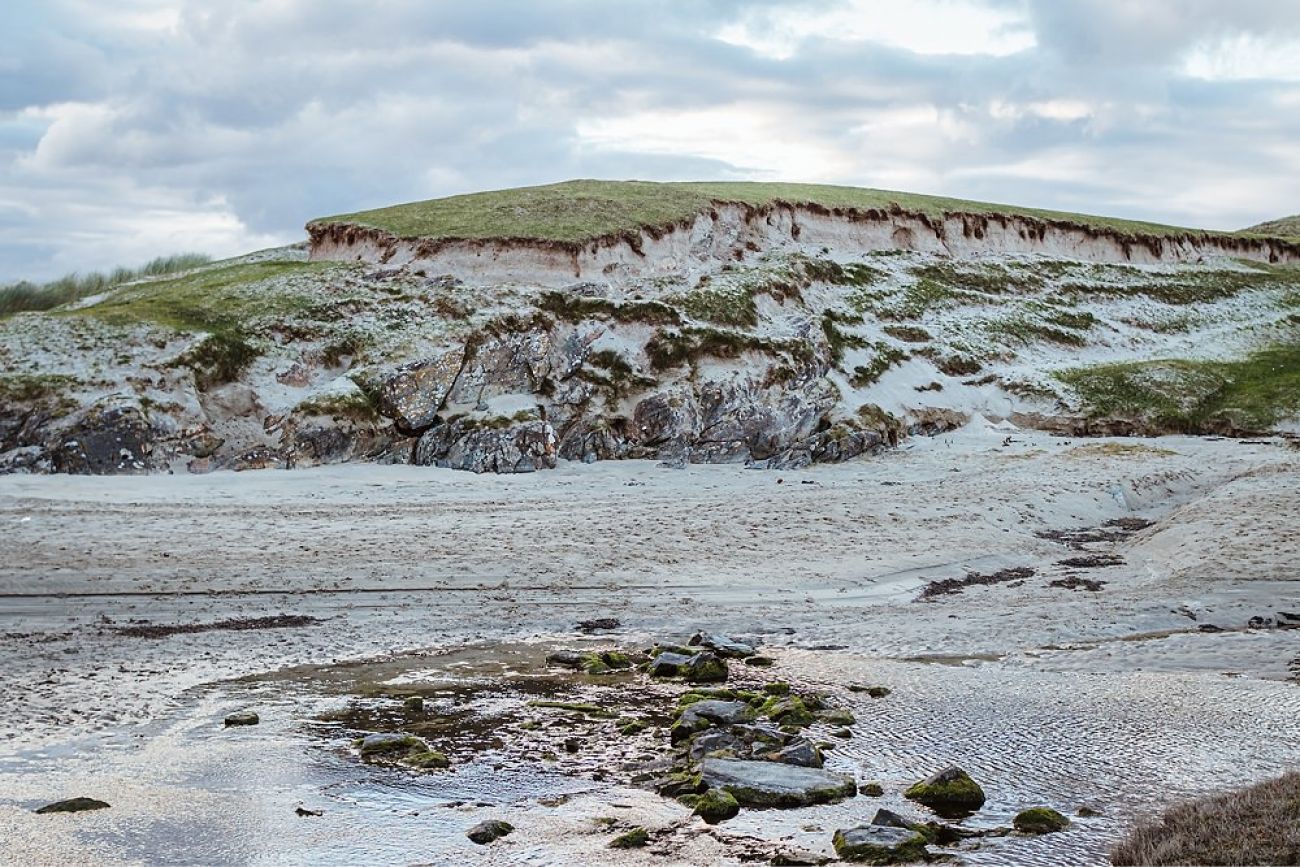 Silver Strand mit Hund in Mayo Irland