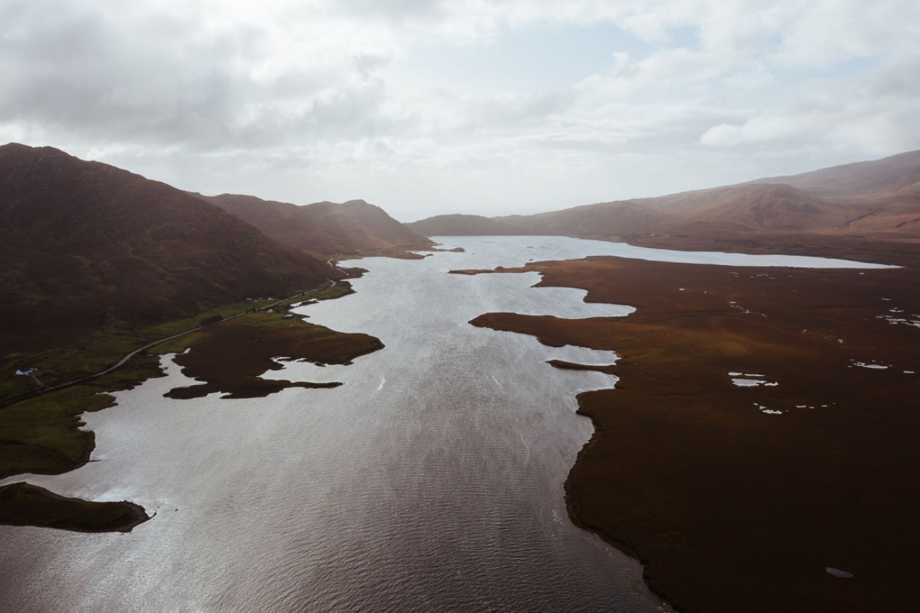 Mit Hund im Ballycroy Nationalpark in Mayo, Irland