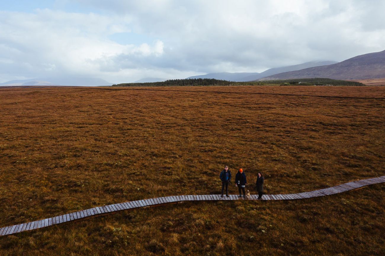 Mit Hund im Ballycroy Nationalpark in Mayo, Irland