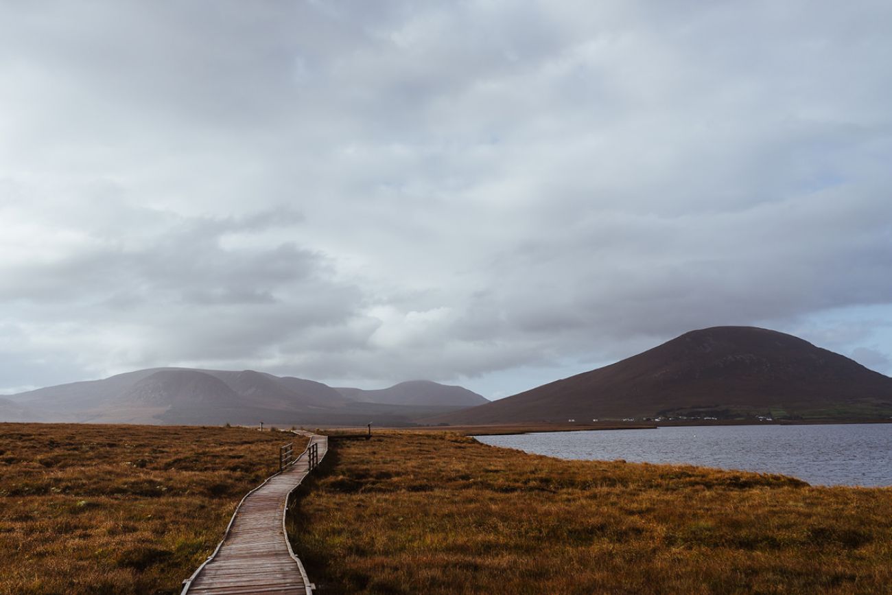 Mit Hund im Ballycroy Nationalpark in Mayo, Irland
